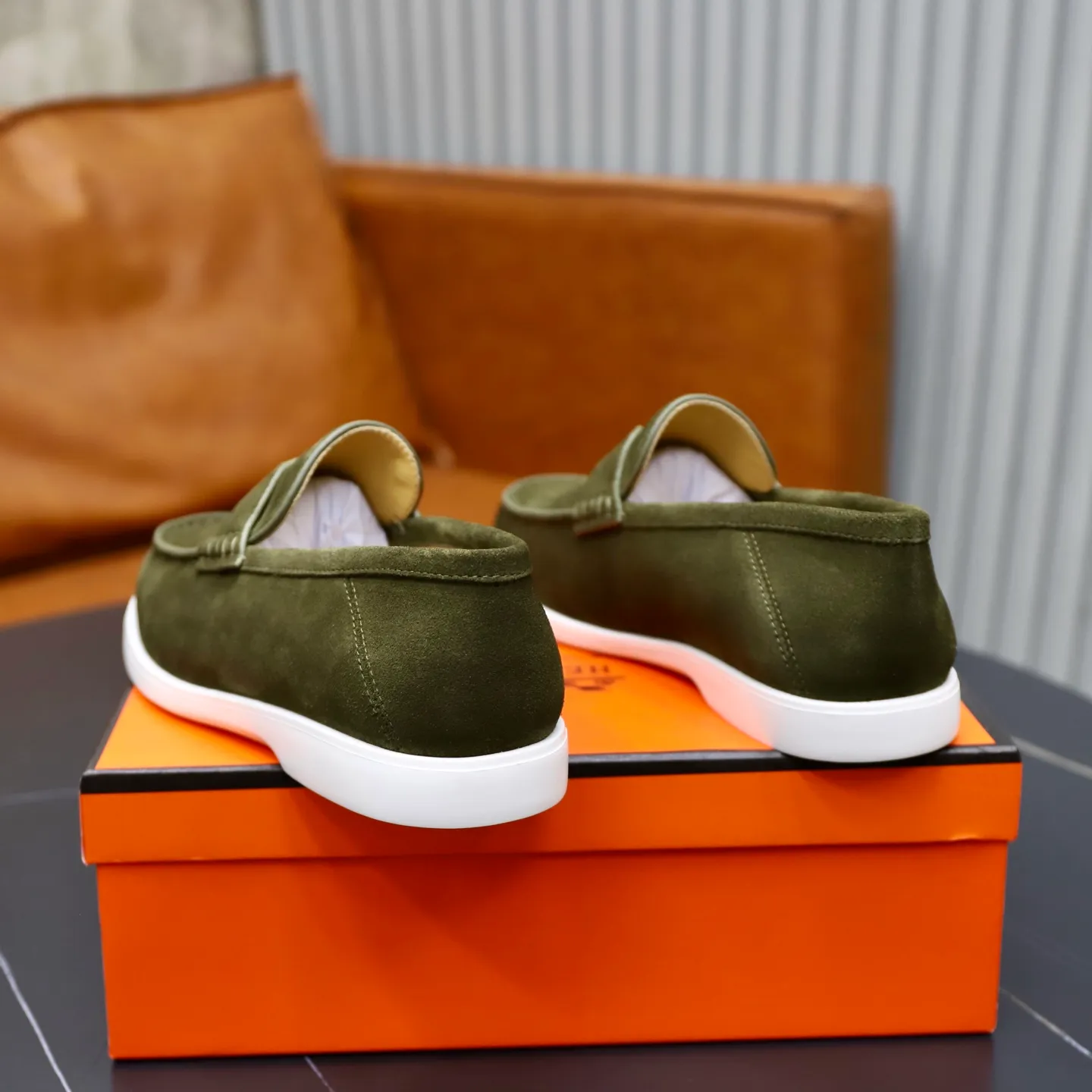 Ex-factory price: 540💰Hermès/Hermès slip-on men's shoes. This shoe is made of imported cow suede leather, with simple and smooth lines, and a 3CM rubber foam ultra-light sole combined with aerodynamic design! Youthful and fashionable, H button decoration, contrasting leather embellishment on the heel, calf lining to gently wrap your feet, with embossed logo cowhide feet, leather rock strips, casual and urban style, highlighting youthful vitality, sports and leisure version, super versatile Size number: 38-39-40-41-42-43-44 Standard leather shoe size (45 can be customized but does not support returns)